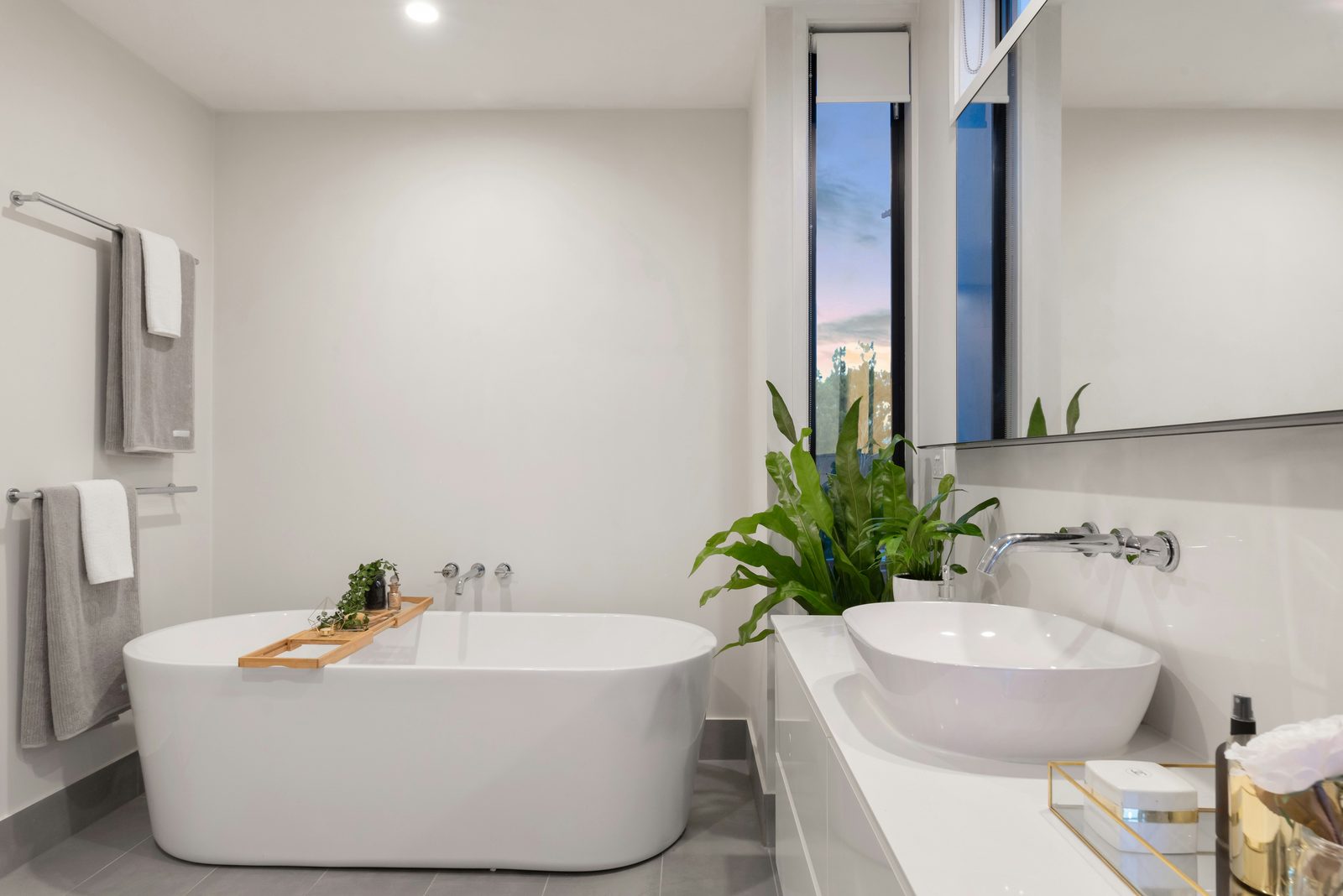 Modernes Badezimmer mit freistehender Badewanne