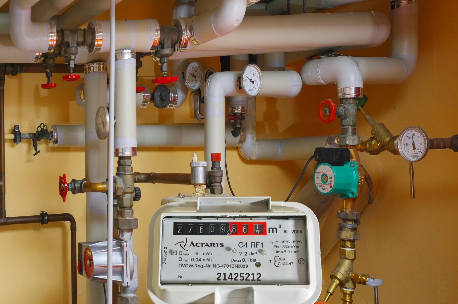 Heizungsanlage mit Zähler und Rohrleitungen